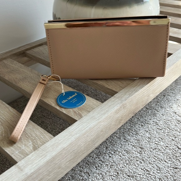 NWT wristlet - Picture 1 of 3